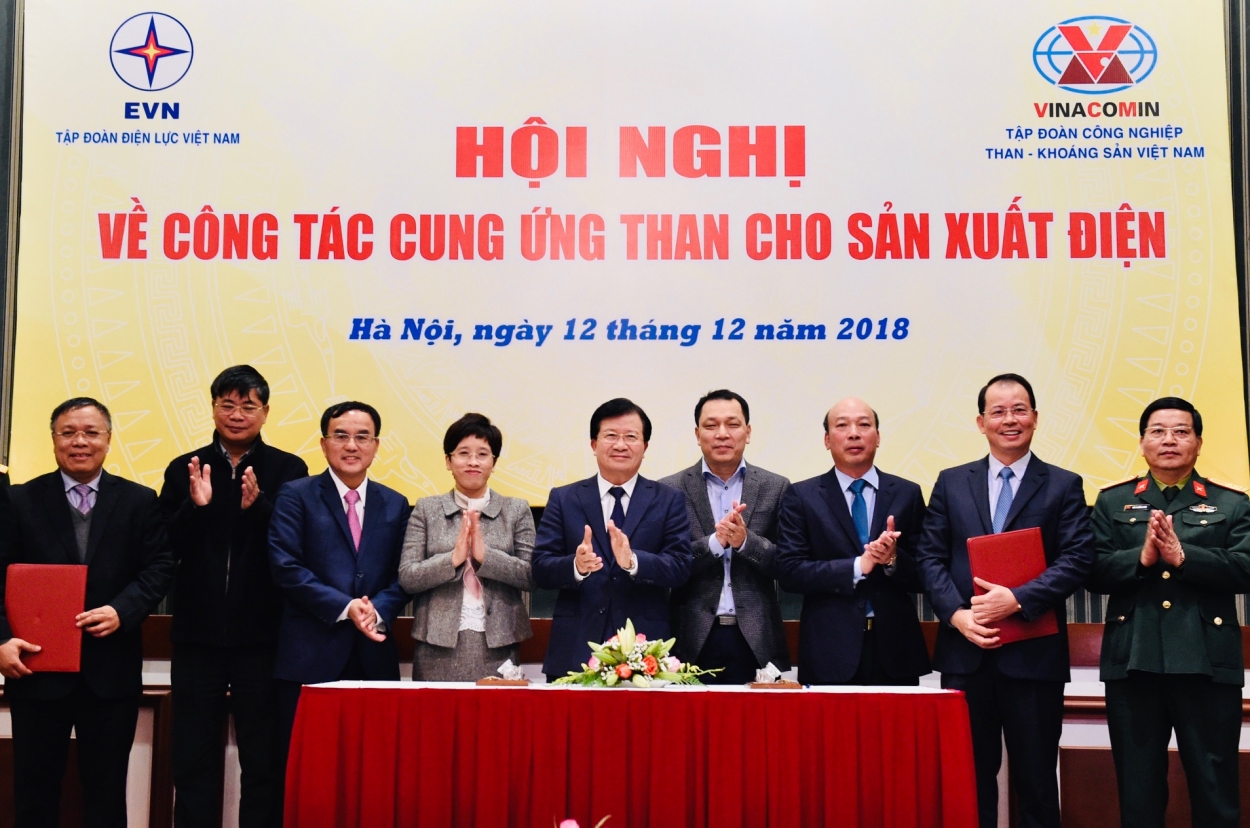 Phó Thủ tướng Trịnh Đình Dũng chứng kiến các bên ký hợp đồng cung cấp than dài hạn cho sản xuất điện tại Nhà máy Nhiệt điện Thái Bình giữa TKV và EVN