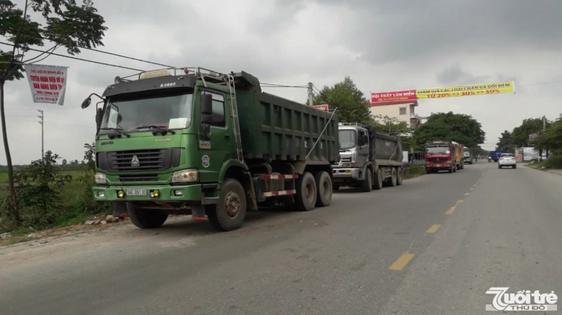 Xe có biểu hiện quá khổ quá, quá tải ngang nhiên hoạt động tại Thị trấn Chờ, huyện Yên Phong.