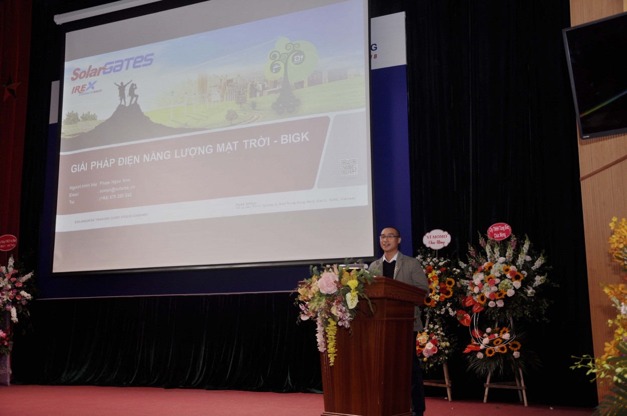Đại diện Công ty Solar BK tại Hà Nội trình bày về hệ thống điện mặt trời áp mái