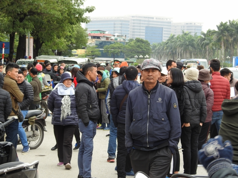 Ngày đầu phát vé online: Toàn cảnh phía ngoài trụ sở Liên đoàn bóng đá Việt Nam