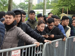 Ngày đầu phát vé online: Toàn cảnh phía ngoài trụ sở Liên đoàn bóng đá Việt Nam