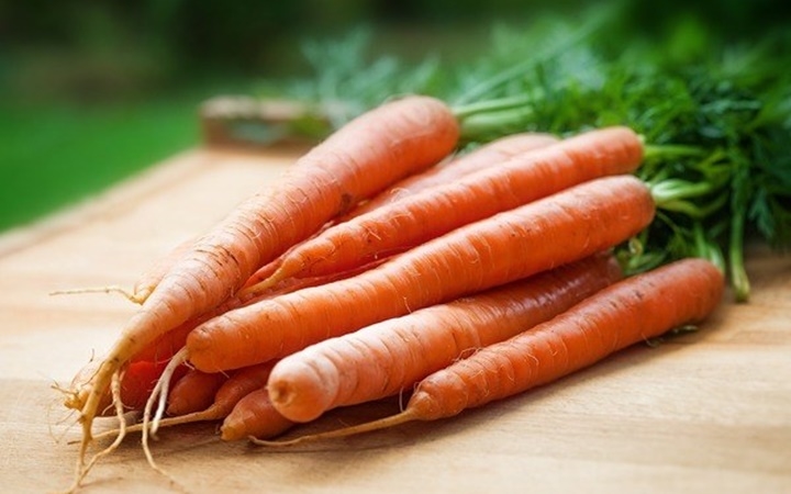 Vitamin A từ các loại rau củ – Cà rốt, khoai lang và các thực vật có màu vàng hay màu cam chứa nhiều vitamin A, vốn đóng vai trò quan trọng cho sự phát triển của thai nhi. Tuy nhiên, tiếp nhận quá nhiều vitamin A có nguồn gốc động vật như gan hay pho mát lại có thể gây độc.