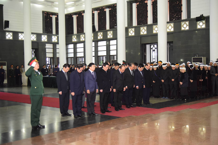 Đoàn đại biểu Chính phủ do Thủ tướng Nguyễn Xuân Phúc dẫn đầu, viếng đồng chí Nguyễn Văn Trân.