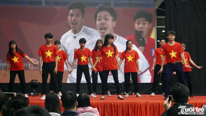 Tiết mục nhảy sôi động cổ vũ đội tuyển Việt Nam trong trận chung kết AFF CUP 2018 tối nay (15/12)