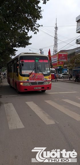 Những chuyến xe buýt cũng được khoác thêm lớp áo mới cổ vũ cho các cầu thủ Việt Nam