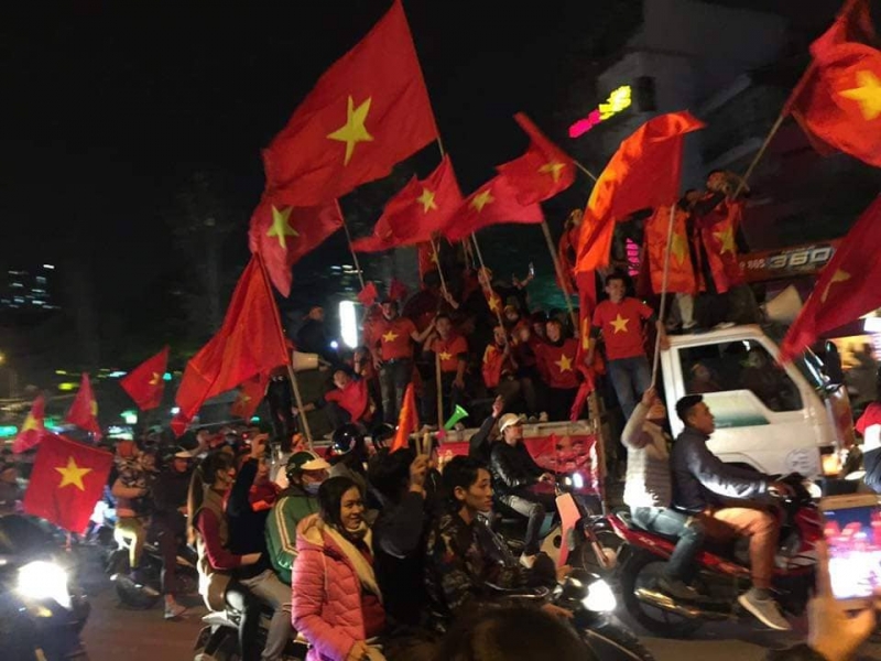 Triệu người trắng đêm mừng tuyển Việt Nam vô địch AFF Cup 2018