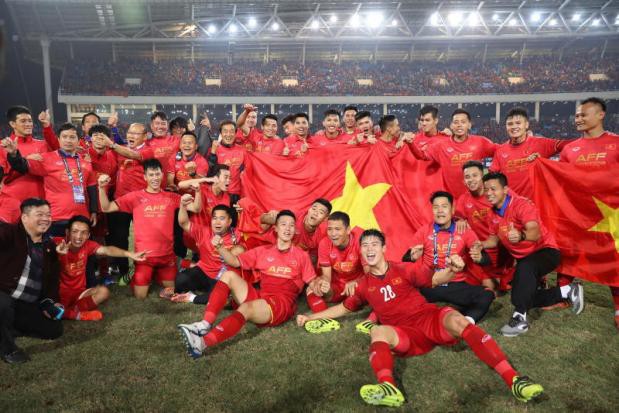 Đội tuyển Việt Nam vô địch AFF Cup trong khi bóng đá Thái Lan chỉ dừng bước ở bán kết