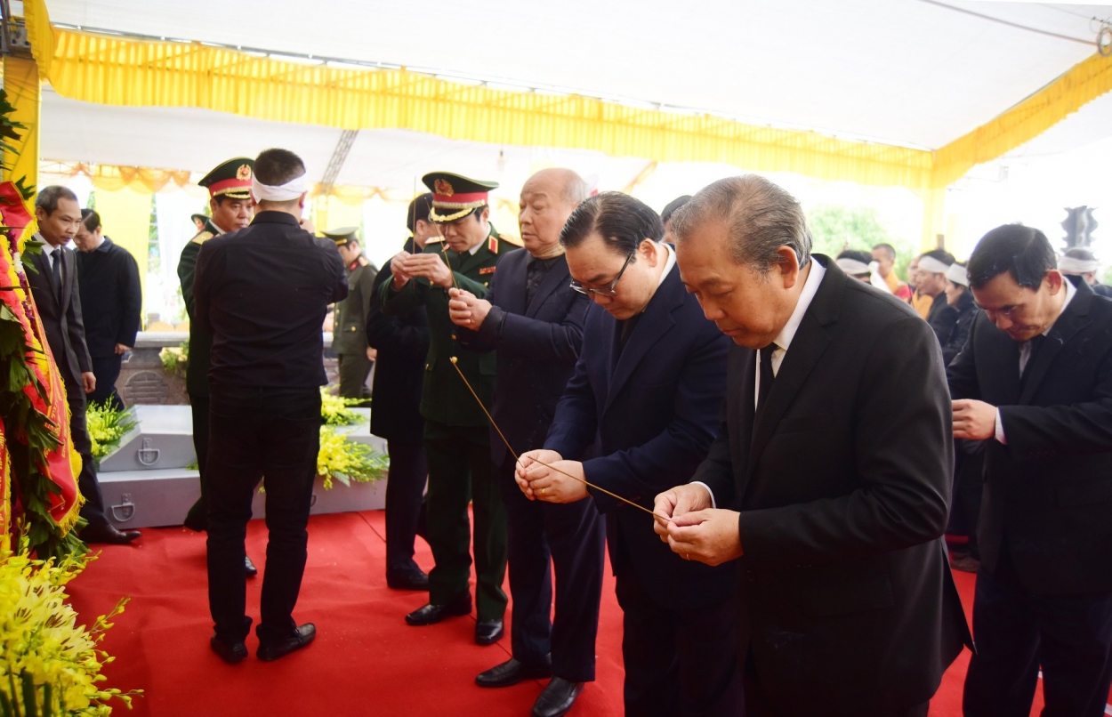 Các đồng chí lãnh đạo Đảng, Nhà nước và TP Hà Nội tiễn đưa đồng chí Nguyễn Văn Trân về nơi an nghỉ