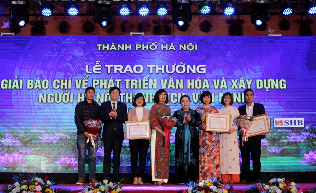 Chủ tịch HĐND TP Hà Nội Nguyễn Thị Bích Ngọc và Phó Chủ tịch Thường trực Hội Nhà báo Việt Nam Hồ Quang Lợi trao thưởng cho các tác giả đoạt giải