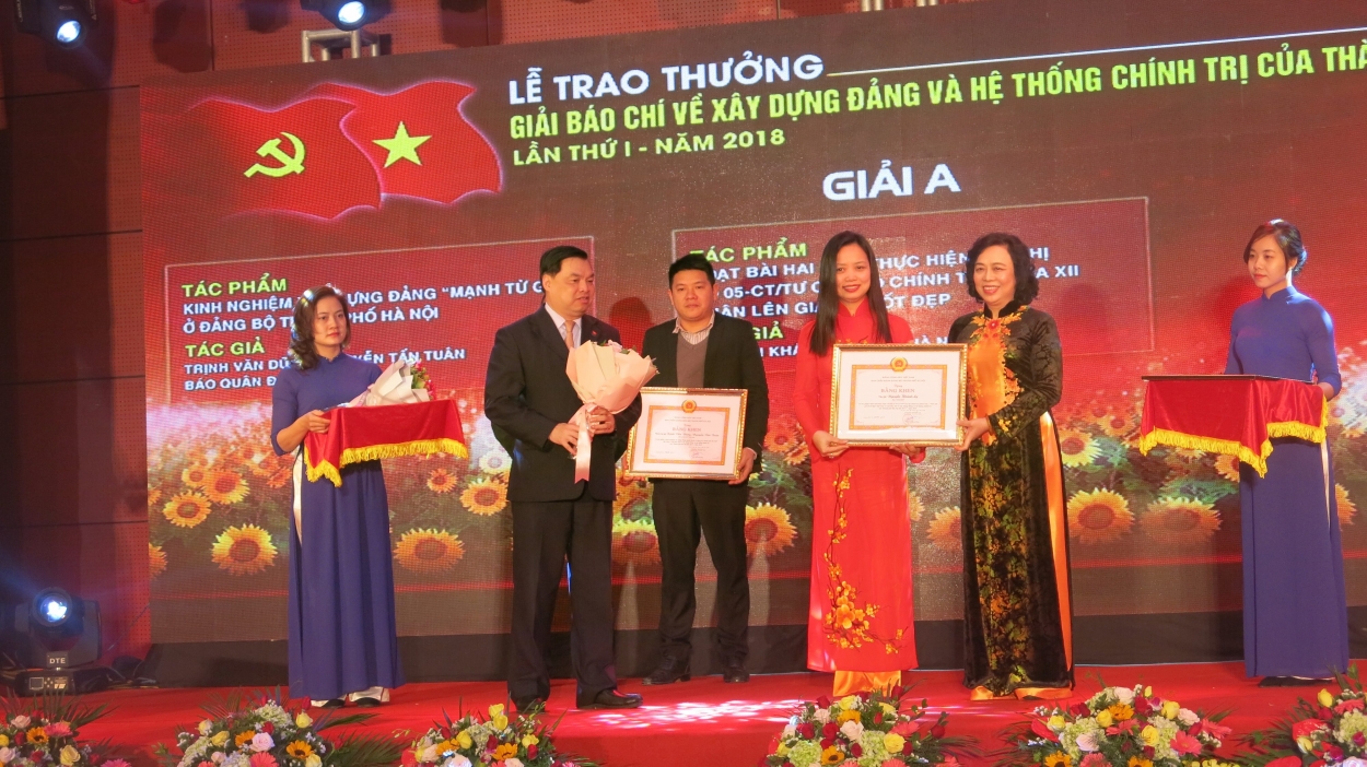 Phó Bí thư Thường trực Thành ủy Ngô Thị Thanh Hằng trao giải A Giải báo chí về xây dựng đảng và hệ thống chính trị của TP Hà Nội cho các tác giả