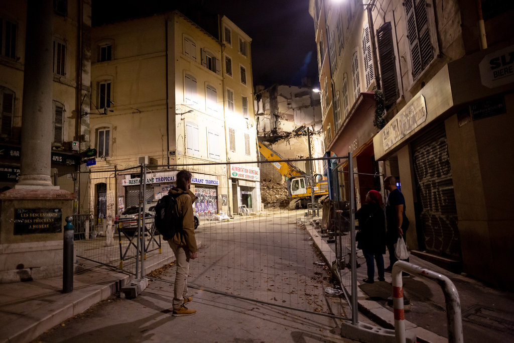 Một trong những tòa nhà bị sập tại đường Rue d’Aubagne. Ảnh: New York Times