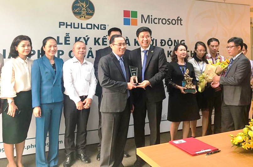 Đại diện Microsoft Việt Nam trao kỷ niệm chương cho đại diện Phú Long.