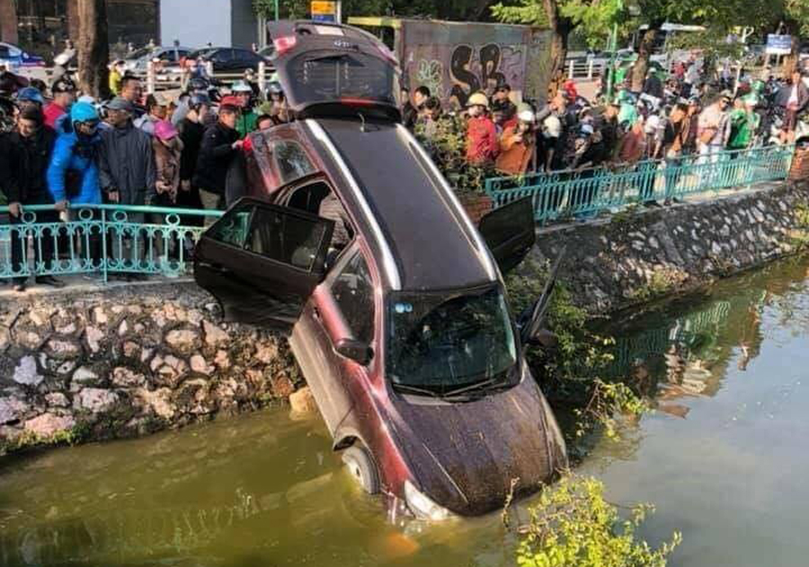 Hà Nội: Tài xế say xỉn lái ôtô lao qua dải phân cách xuống hồ Trúc Bạch