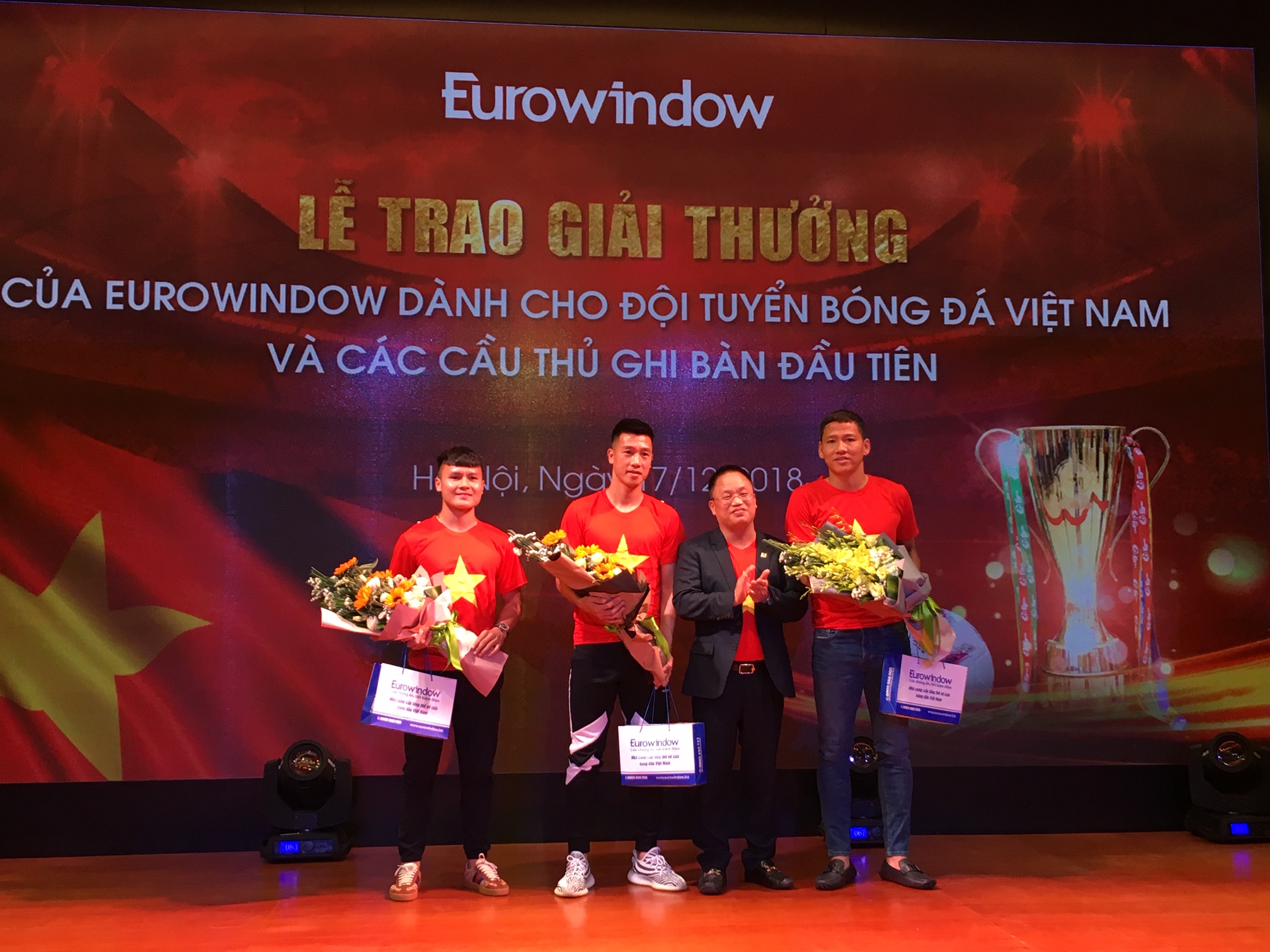 Các cầu thủ Việt Nam nhận cả núi tiền thưởng từ Eurowindow