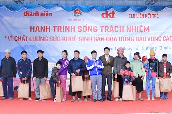 Đại diện Ban tổ chức trao quà tới người dân