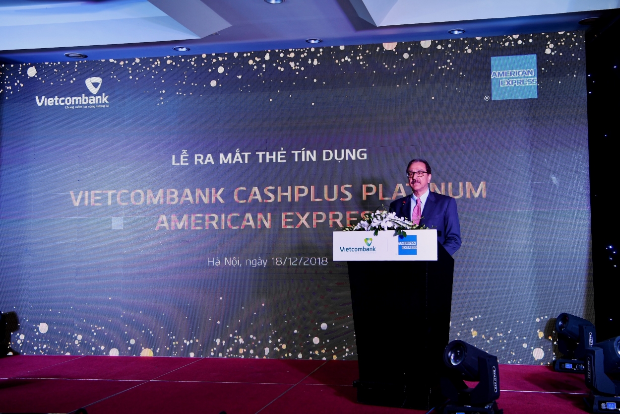 Ông Thomas William Tobin, Giám đốc Khối bán lẻ Vietcombank phát biểu tại buổi lễ