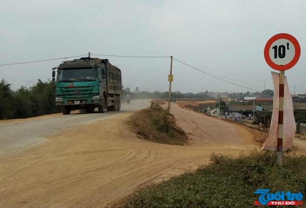 Mặc dù có biển cấm xe 10 tấn nhưng xe có tải trọng trên 10 tấn vẫn vô tư đi vào.