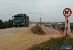 Hưng Yên: Xe quá tải tàn phá đường đê, Chủ tịch huyện Tiên Lữ có chối trách nhiệm?