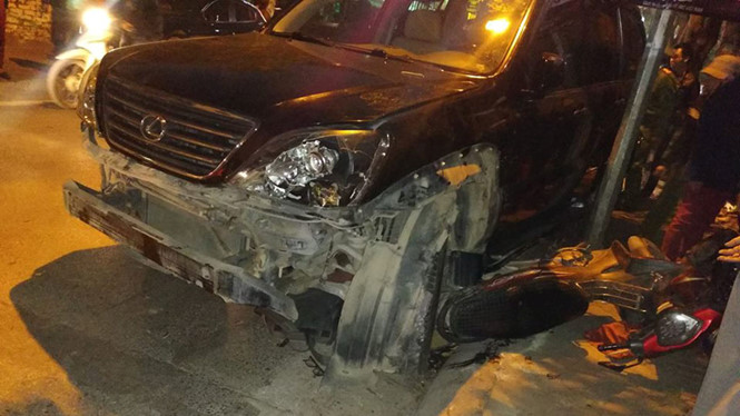 Ô tô quệt ngã hàng loạt xe máy, 6 người nhập viện