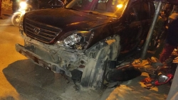 Ô tô quệt ngã hàng loạt xe máy, 6 người nhập viện