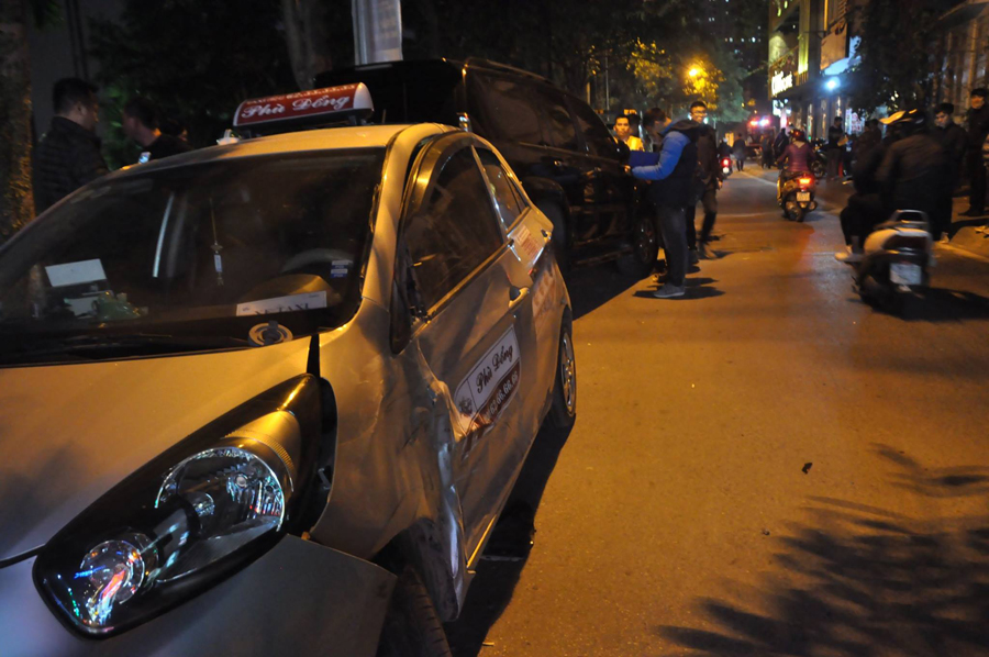 Chiếc taxi bị xe điên đâm vào hông sau đó đâm liên tiếp vào nhiều xe máy khác