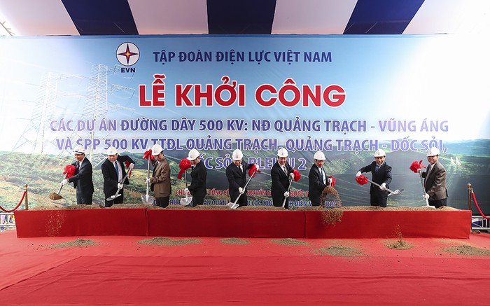 Phó Thủ tướng Trịnh Đình Dũng và các đại biểu thực hiện nghi thức khởi công các dự án đường dây 500 kV mạch 3