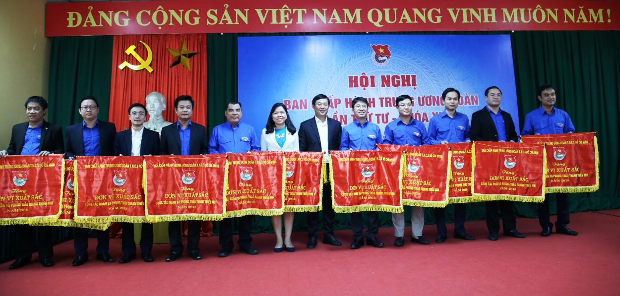 Đồng chí Lê Quốc Phong - Uỷ viên dự khuyết Trung ương Đảng, Bí thư thứ nhất Trung ương Đoàn, Chủ tịch Hội LHTN Việt Nam trao cờ thi đua tới các đơn vị xuất sắc