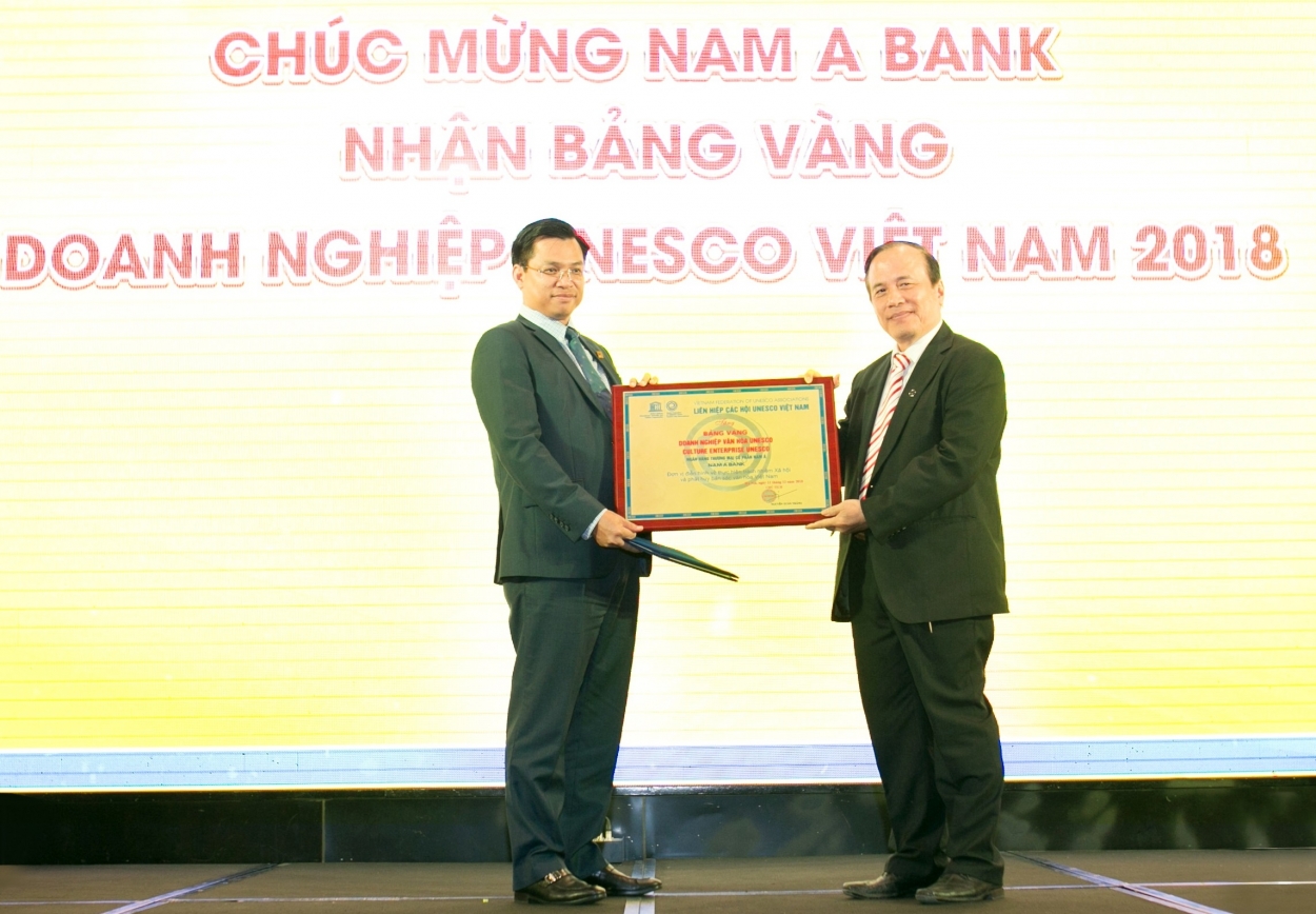 Nhà báo Nguyễn Văn Thịnh - Đại diện BCH Liên hiệp các UNESCO Việt Nam trao bảng vàng