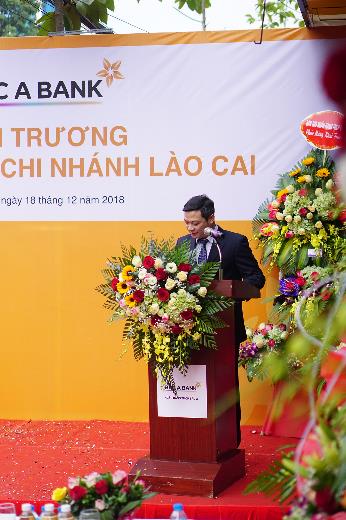 Ông Nguyễn Việt Hanh, Phó Tổng giám đốc BAC A BANK, công bố quyết định thành lập BAC A BANK Lào Cai