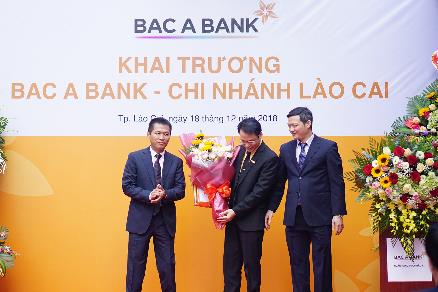 Ông Nguyễn Văn Khoa, Giám đốc BAC A BANK, chi nhánh Lào Cai nhận quyết định và hoa từ Ban Tổng Giám đốc