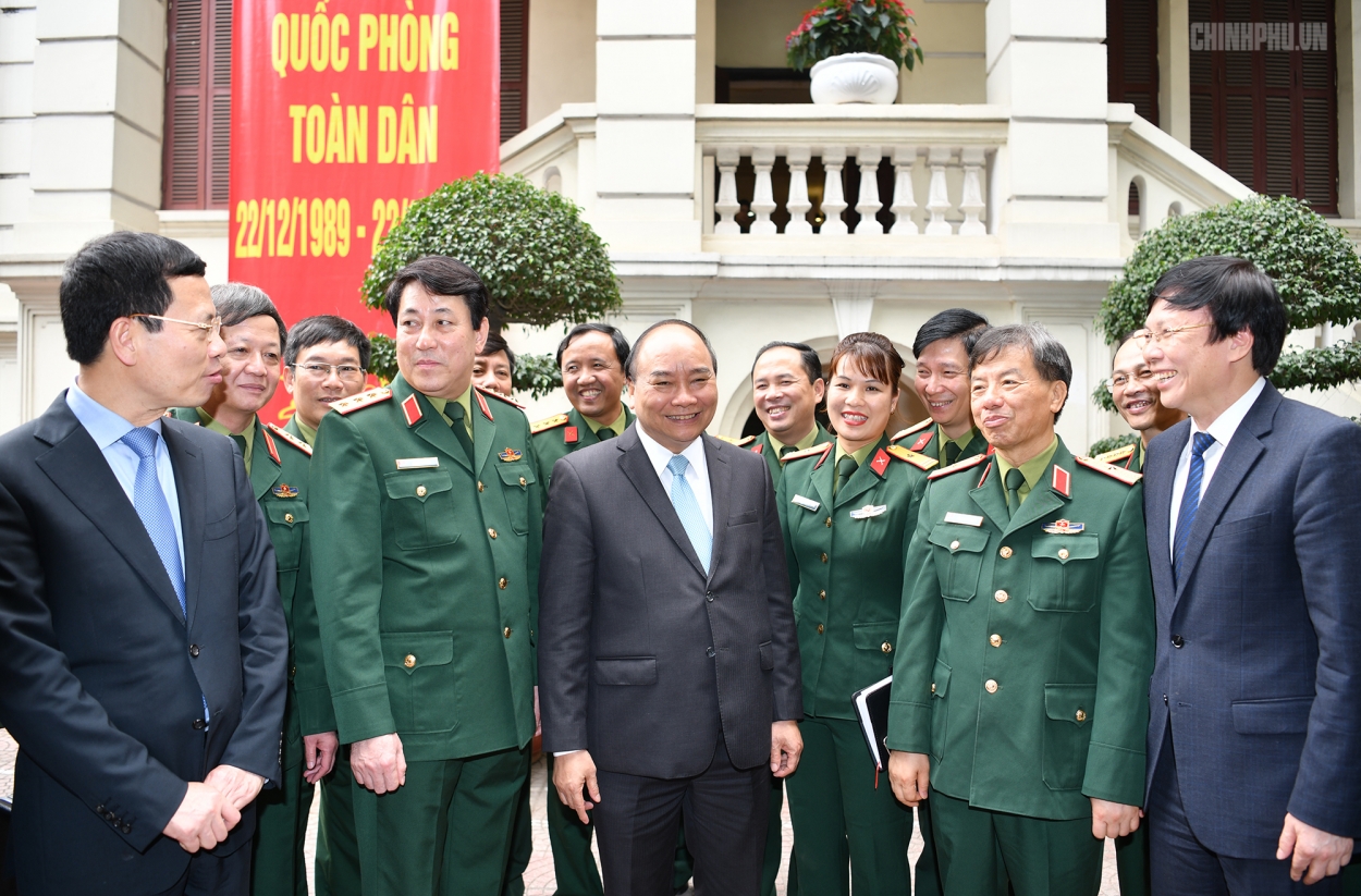 Thủ tướng Nguyễn Xuân Phúc chụp ảnh cùng đại biểu các cơ quan chức năng; lãnh đạo Tổng cục Chính trị QĐNDVN và Ban biên tập, cán bộ các phòng, ban Báo Quân đội nhân dân.