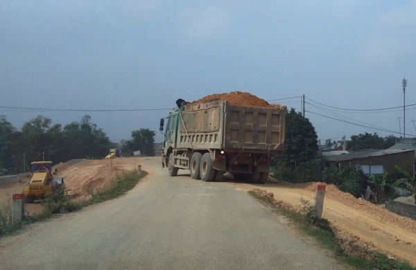 Xe có dấu hiệu quá tải chạy ngay giữa ban ngày và Chi cục Quản lý đê điều và phòng chống lụt bão Hưng Yên kiểm tra thường xuyên nhưng không hiểu vì sao lại không phát hiện.