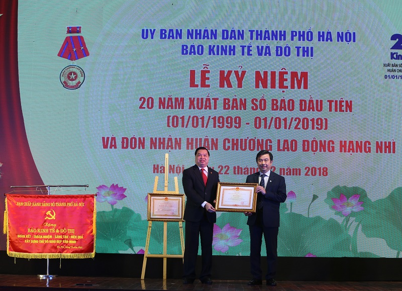 Thừa ủy quyền của Thủ tướng Chính phủ, Phó Trưởng ban Tuyên giáo Trung ương Lê Mạnh Hùng trao tặng Bằng khen cho Tổng Biên tập Nguyễn Minh Đức.