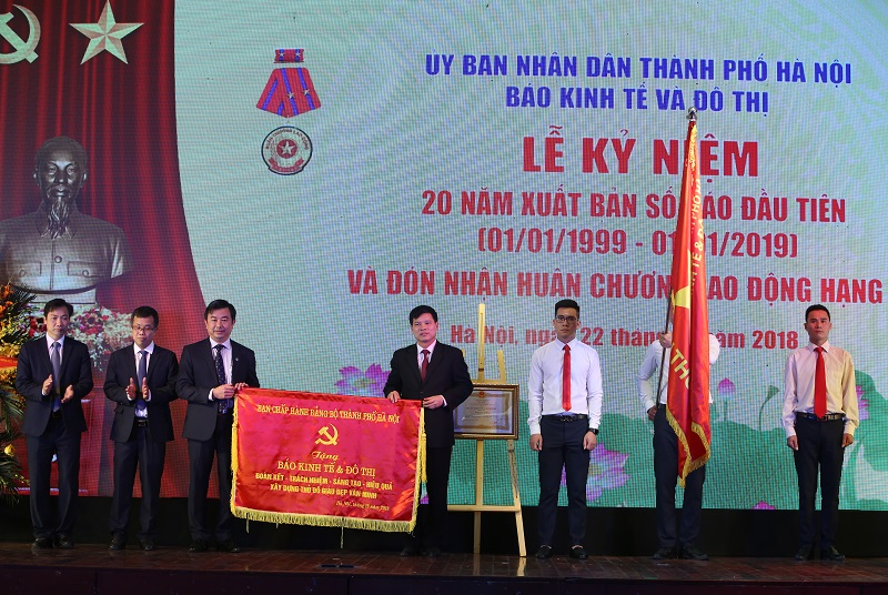 Phó Chủ tịch UBND TP Hà Nội Ngô Văn Quý trao tặng Bức Trướng của Thành ủy, HĐND, UBND TP Hà Nội cho Báo Kinh tế và Đô thị.