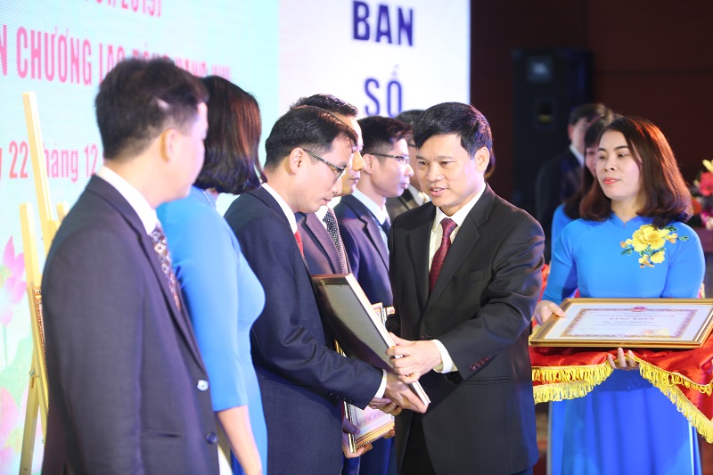 Phó Chủ tịch UBND TP Hà Nội Ngô Văn Quý trao tặng Bằng khen cho các tập thể, cá nhân của báo Kinh tế và Đô thị có thành tích xuất sắc.