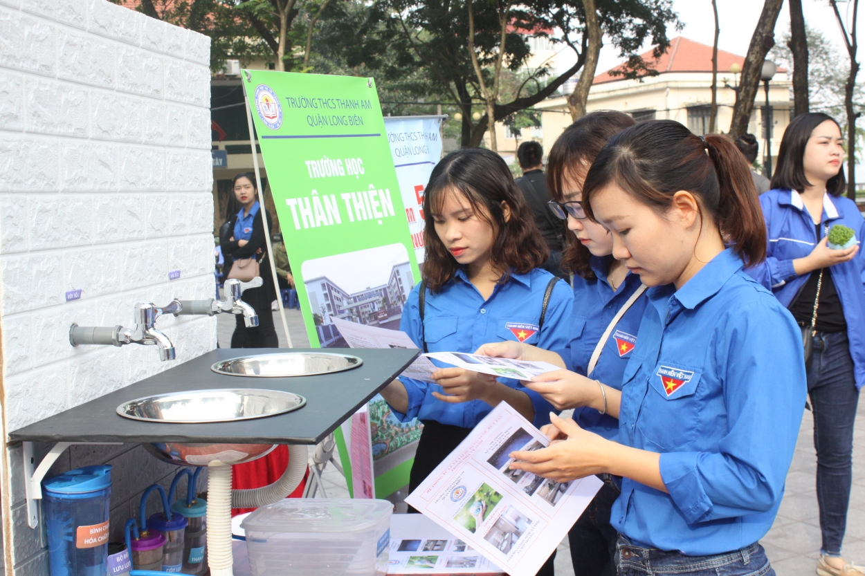 Các bạn trẻ tham quan mô hình vì môi trường xanh