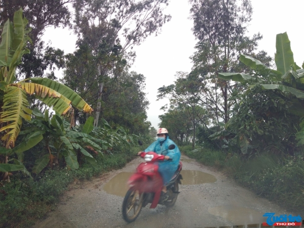 Trời mưa con đường trở nên lầy lội, ao nước xuất hiện khiến người dân đi lại vô cùng khó khăn.