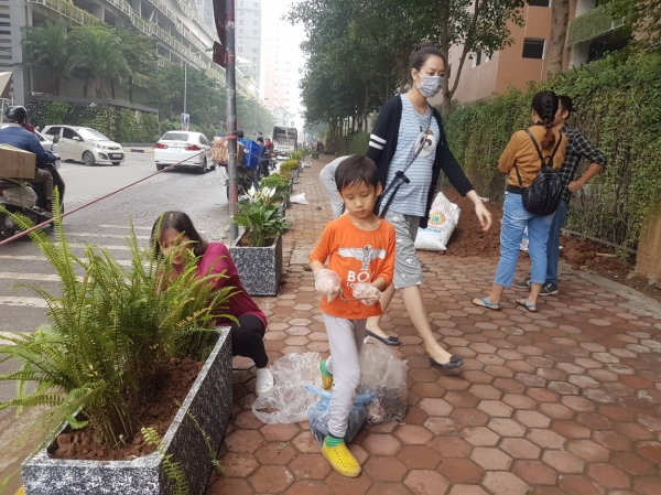 Người dân khu vực này đang tích cực trồng hoa mang lại vẻ đẹp và cuộc sống văn minh đô thị