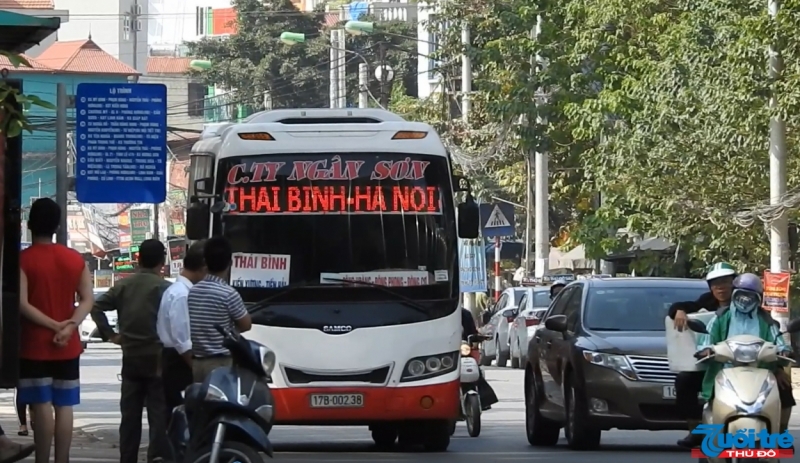 Nhà xe Ngân Sơn (Thái Bình - Hà Nội) ngang nhiên đón, trả khách tại điểm dừng xe buýt.