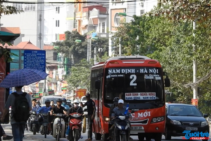 Xe Đức Mới (Nam Định - Hà Nội) ngang nhiên dừng giữa đường để nhân viên xuống bắt khách.