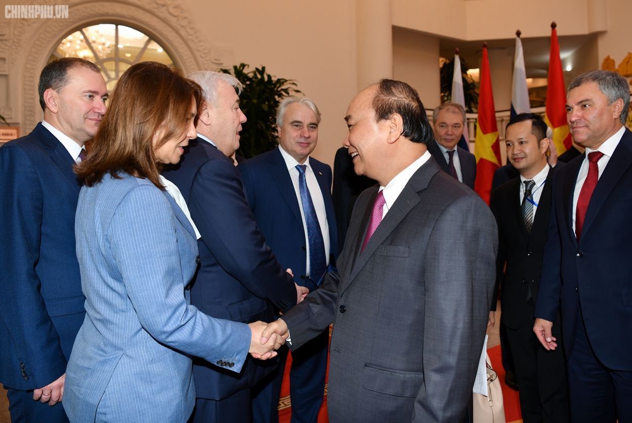 Thủ tướng chào đón các thành viên trong đoàn nhân chuyến thăm chính thức Việt Nam.