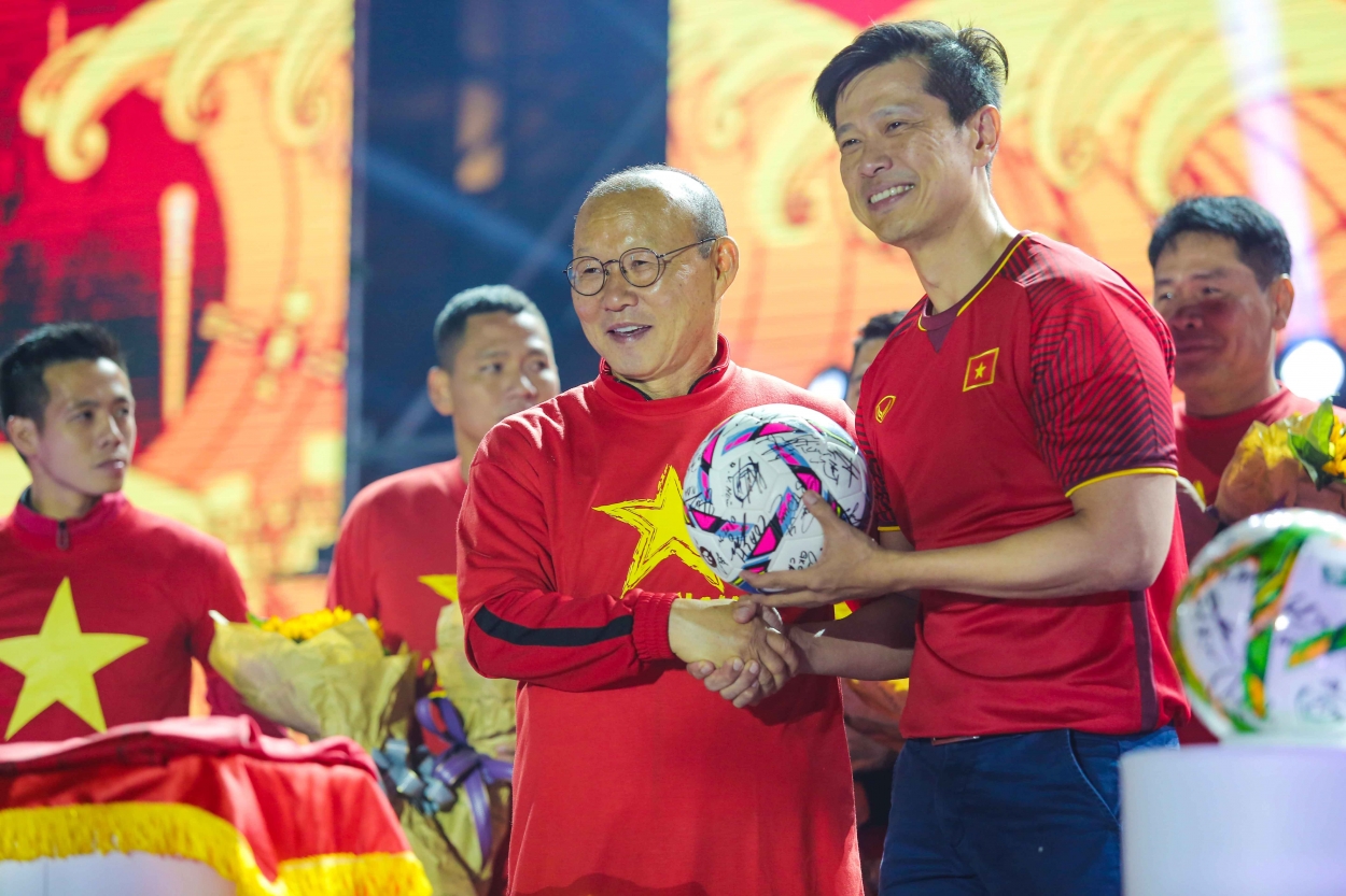 HLV Park Hang Seo tặng quả bóng đến Bia Saigon với chữ kí các cầu thủ