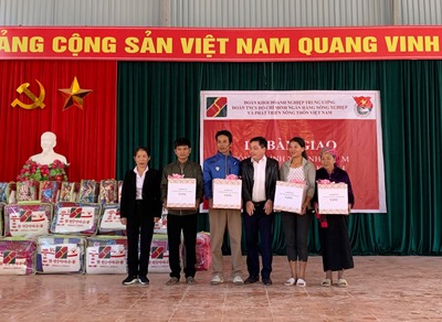 Giám đốc Agribank Chi nhánh huyện Quỳnh Nhai tặng 4 hộ gia đình có hoàn cảnh khó khăn xã Pá Ma Pha Khinh 4 chiếc nồi cơm điện.