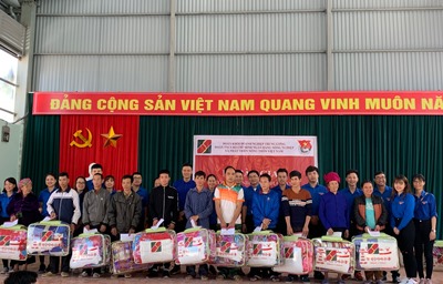 Các hộ nghèo xã Pá Ma Pha Khinh (Quỳnh Nhai) nhận quà và chăn ấm của Tuổi trẻ Agribank