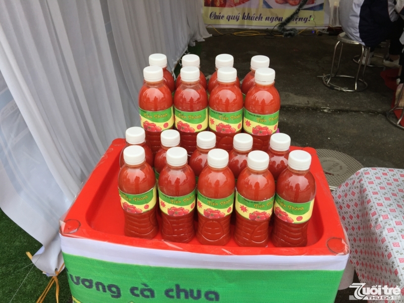 Sản phẩm tương cà chua Trung Thành do các em học sinh Trường THPT Hòa Bình (Lạng Sơn) triển khai thực hiện