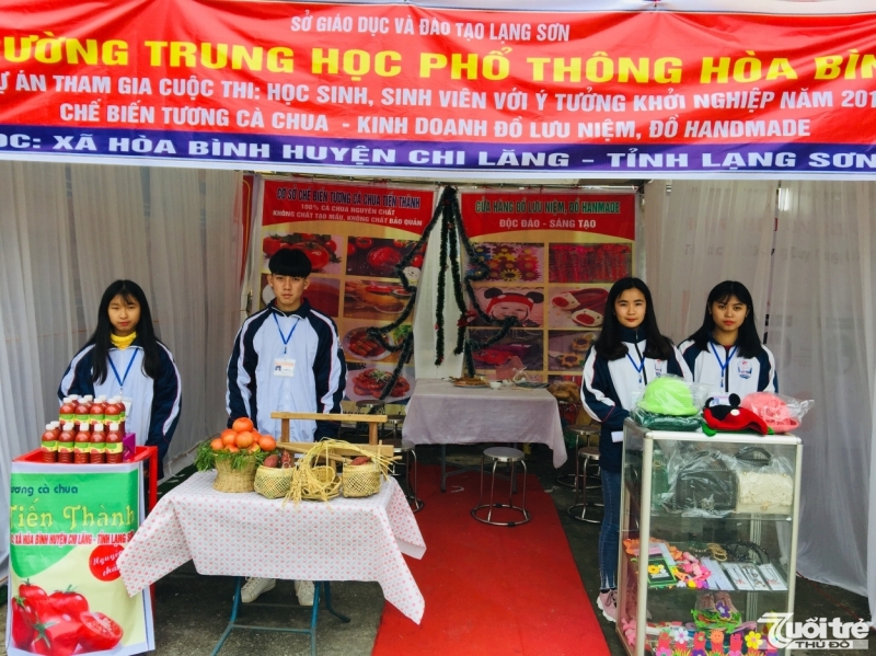 Học sinh Trường THPT Hòa Bình (Chi Lăng, Lạng Sơn) bên gian hàng trưng bày sản phẩm tương cà chua tại Cuộc thi học sinh sinh viên Lạng Sơn với ý tưởng khởi nghiệp năm 2018