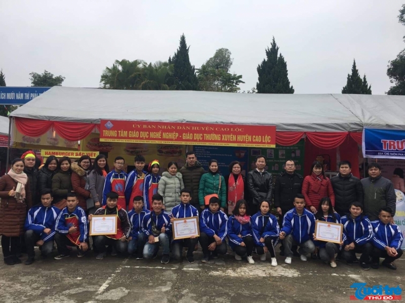 Tập thể cán bộ, giáo viên và học sinh đạt giải của Trung tâm Giáo dục thường xuyên - Giáo dục nghề nghiệp huyện Cao Lộc (Lạng Sơn)
