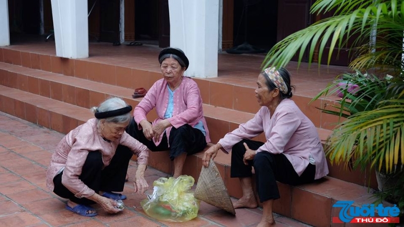 Cúng cháo thường làm vào buổi chiều, sau khi rạp đã được dỡ khỏi sân. Các cụ các bà trong họ bắt đầu tập hợp để chuẩn bị cho lễ cúng.