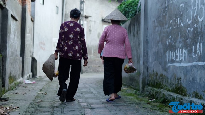 Mang lộc cúng cháo về chia cho các cháu nhỏ ở nhà