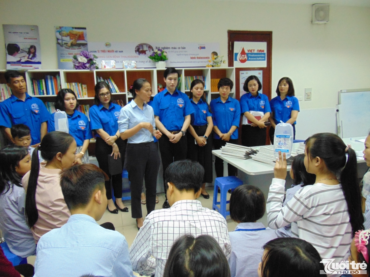 Các đồng chí đoàn viên, thanh niên Tổng Công ty Du lịch Hà Nội thăm và trò chuyện cùng các bệnh nhi mắc bệnh tan máu bẩm sinh